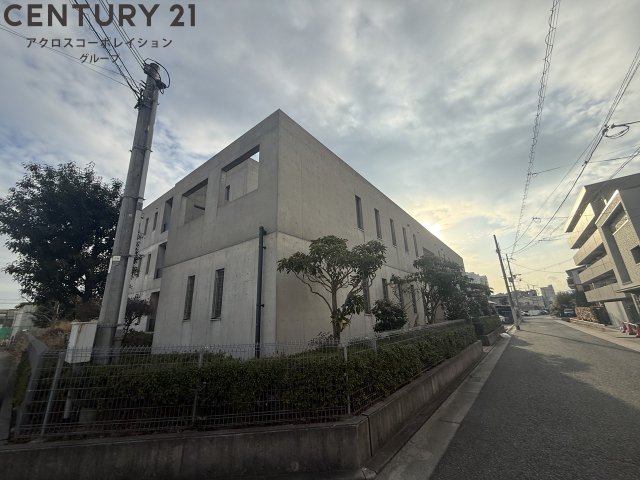 建物外観　オートロックで外部の人間が簡単に出入りできないため安心です。