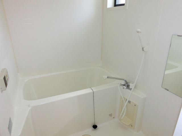 バス・シャワールーム　追い焚き・浴室乾燥機付きのバスルームです。