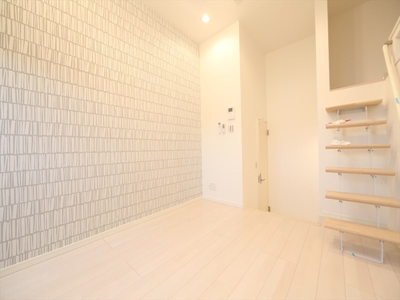 居室・リビング　洋室6.1帖　ロフト5.6帖（収納にも寝室にも使えます）