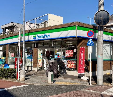 コンビニ　ファミリーマート大田中央四丁目店（コンビニ）まで186m