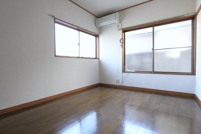 居室・リビング　2面採光で明るいお部屋です