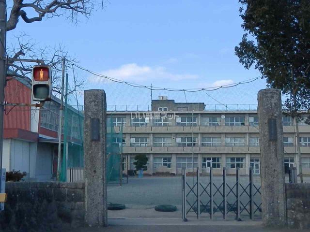 小学校　伊勢市立豊浜西小学校（小学校）まで352m