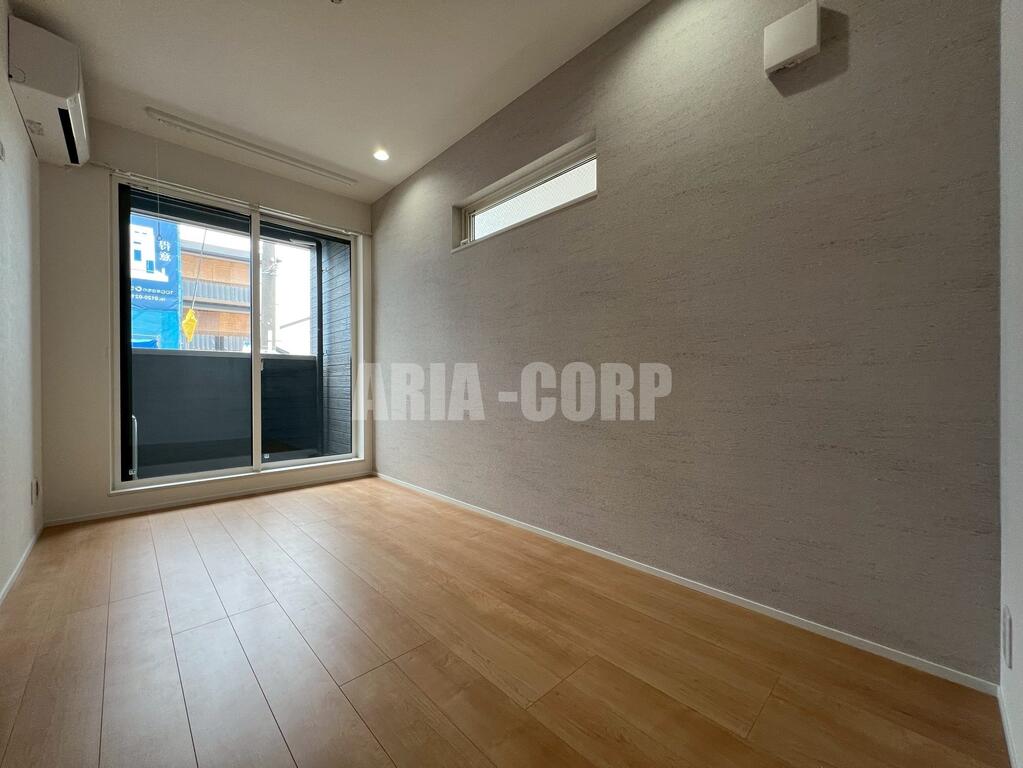 居室・リビング　同仕様：全室端部屋設計につき窓も多く明るいお部屋です♪