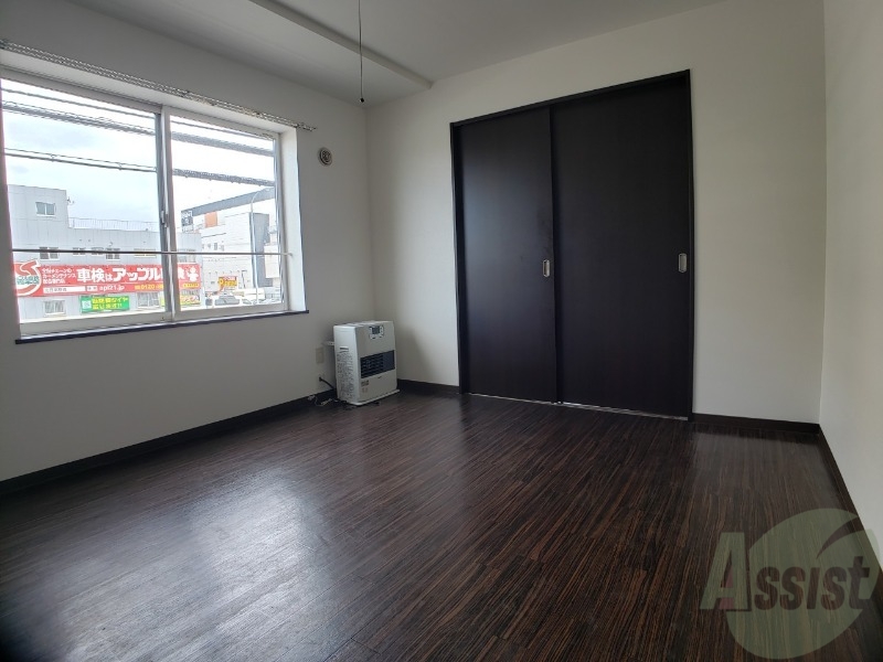 居室・リビング　リビングです。窓が大きくて明るい印象です。