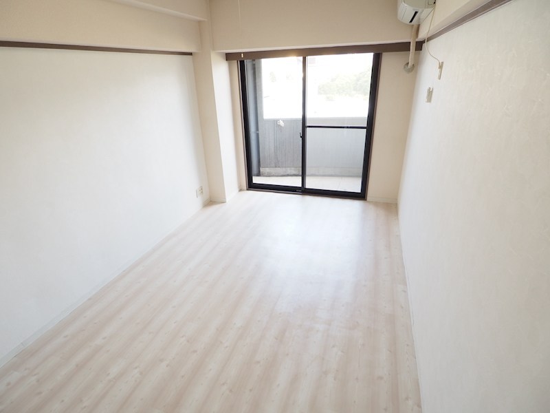 居室・リビング　明るいリビング。広々10帖。