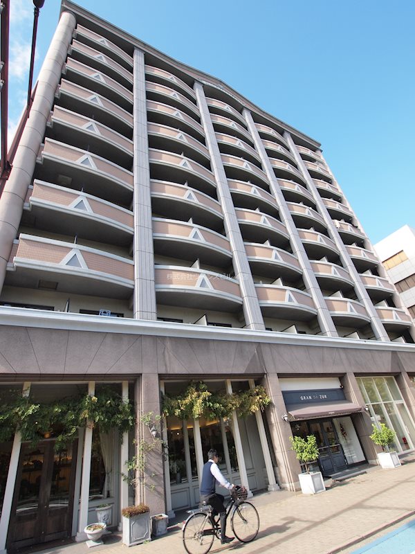 建物外観　明るい通りで、人気の竪町エリアです。