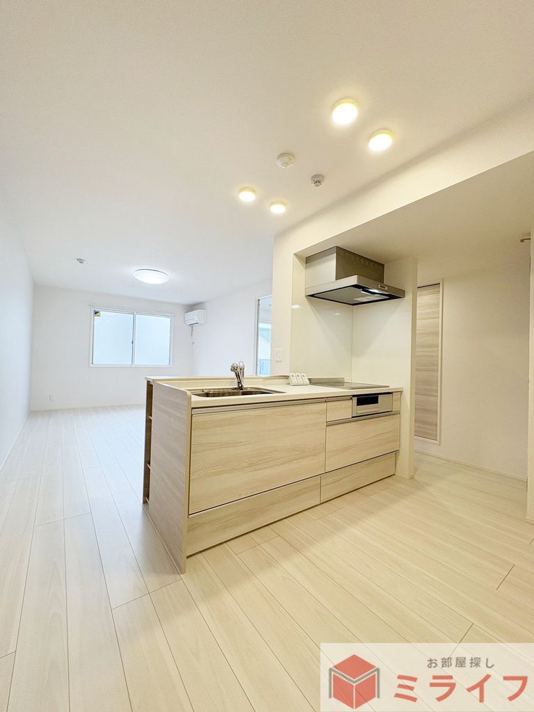 居室・リビング　明るく開放感のあるリビング。家族が自然と集まる心地よい空間。