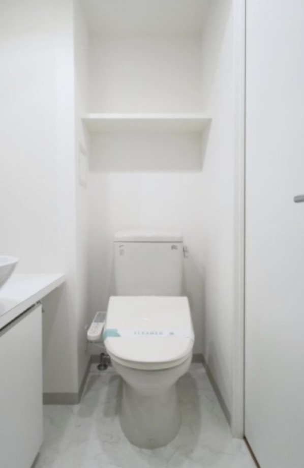 トイレ　トイレは白基調で清潔感があります