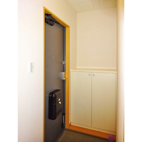 玄関　室内写真は別部屋の写真です。