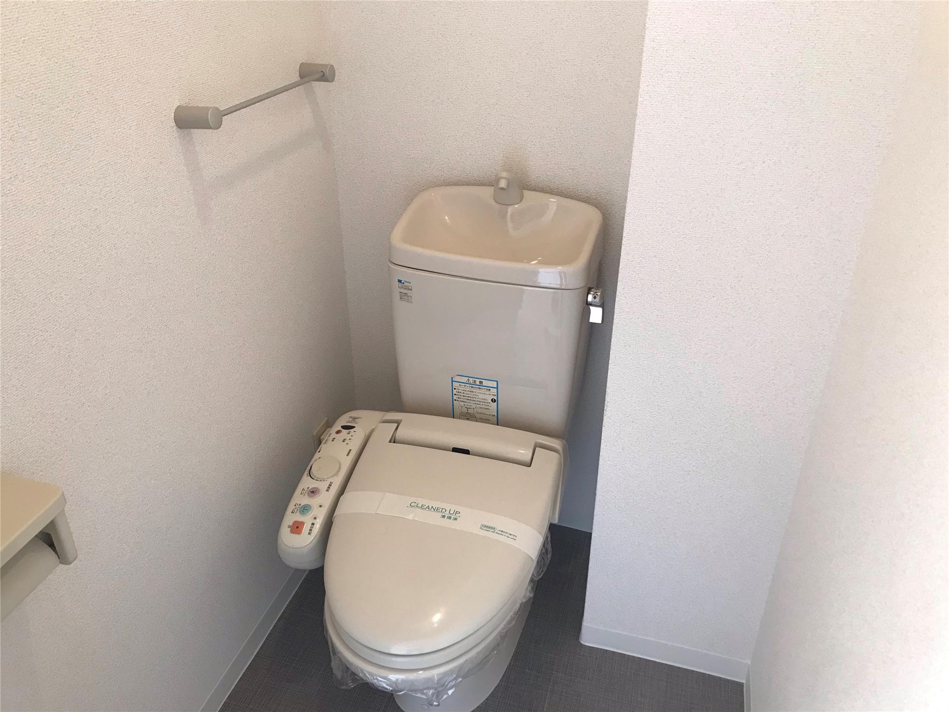 トイレ　ウォシュレット便座付きのトイレです
