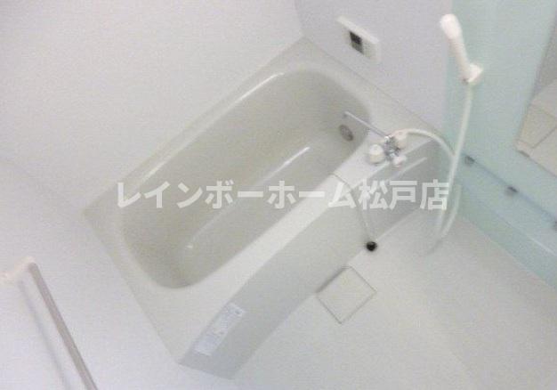 バス・シャワールーム　落ち着いた空間のお風呂です