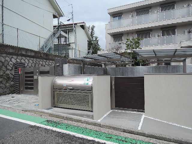 その他　屋根付自転車置場と敷地内ダストボックス