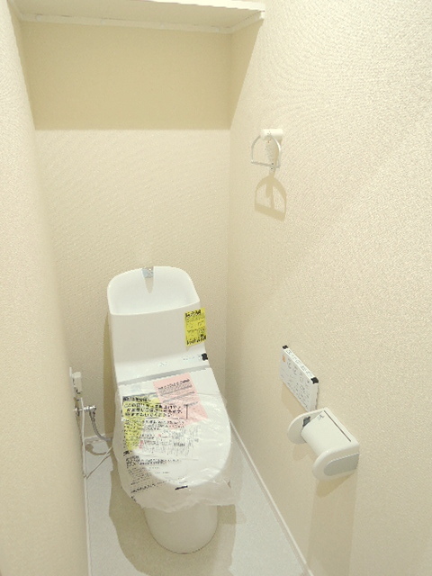 トイレ　ドアを開けると自動でふたが開きます