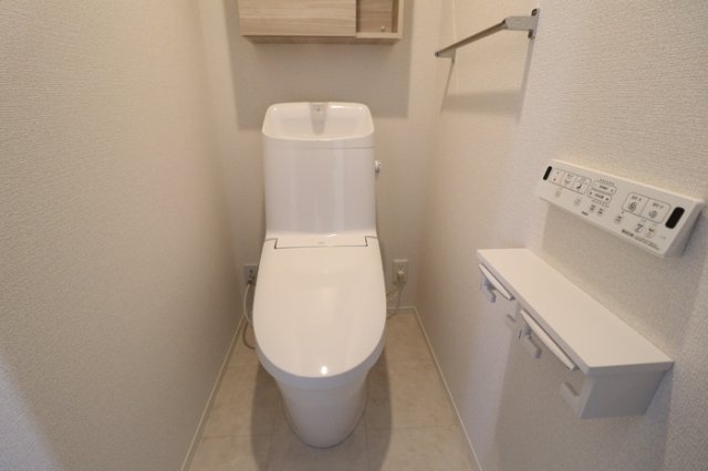 トイレ　落ち着いた色調のトイレです
