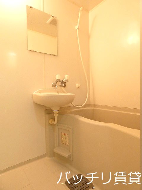 バス・シャワールーム　同型タイプの為、現状を優先致します。