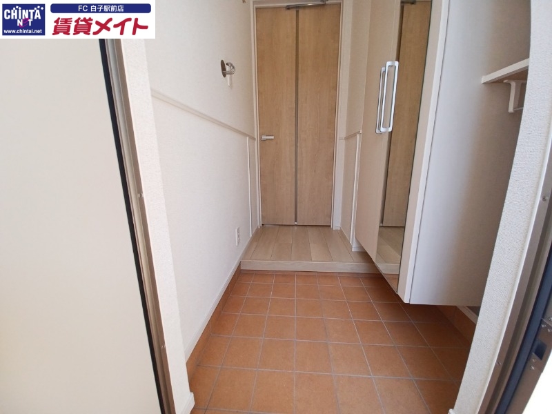 玄関　同物件別部屋の写真