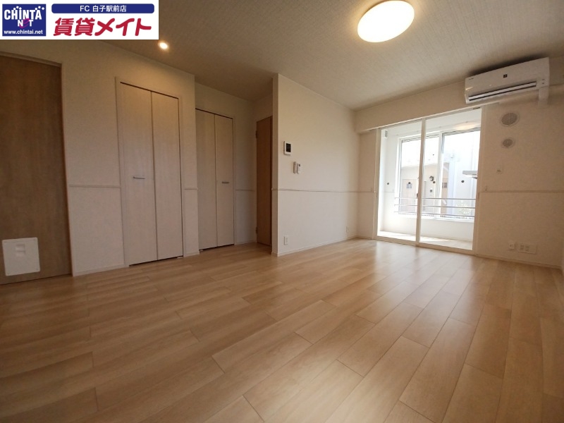 居室・リビング　同物件別部屋の写真