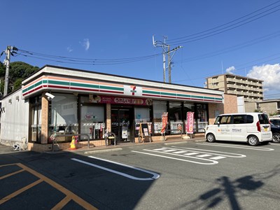 コンビニ　セブンイレブン（コンビニ）まで570m