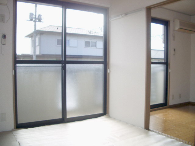 居室・リビング　南側和室６帖・洋室６帖（両部屋ともエアコン付）
