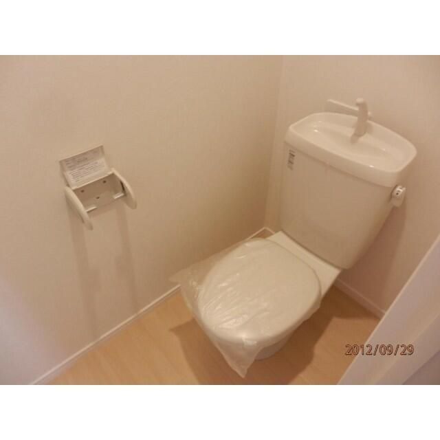 京成本線 青砥駅 徒歩12分 2階建 築14年のトイレ写真