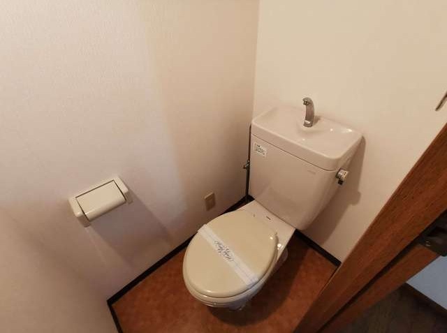 都営大江戸線 落合南長崎駅 徒歩6分 4階建 築27年のトイレ写真