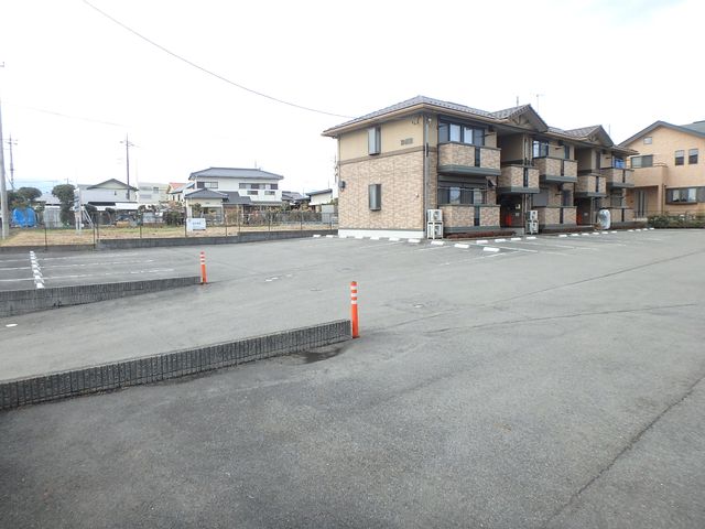 【アローネ弐番館の駐車場】