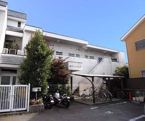 京都市北区平野上柳町のマンションの建物外観