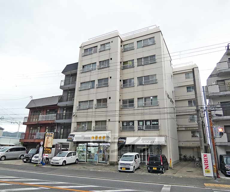 京都市伏見区桃山町伊賀のマンションの建物外観