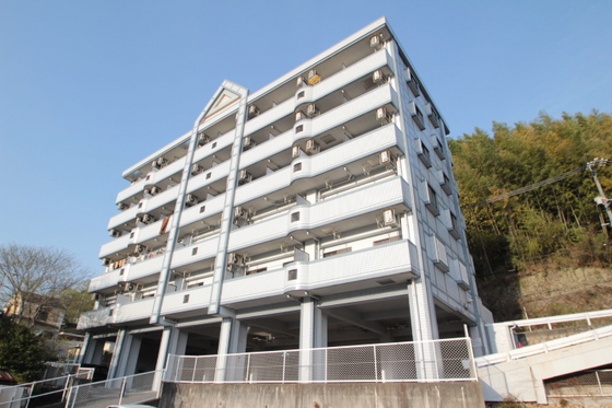 広島市西区己斐上のマンションの建物外観