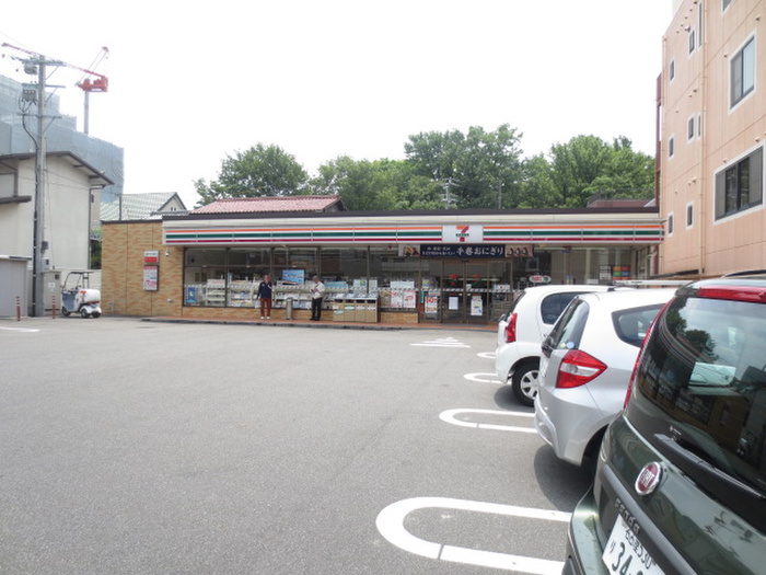 コンビニ　セブンイレブン（コンビニ）まで330m