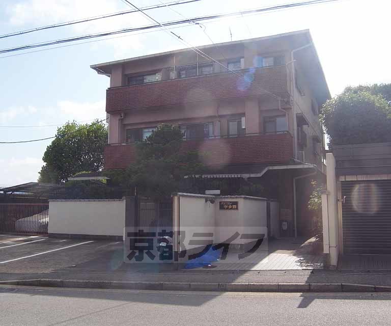京都市右京区宇多野長尾町のマンションの建物外観