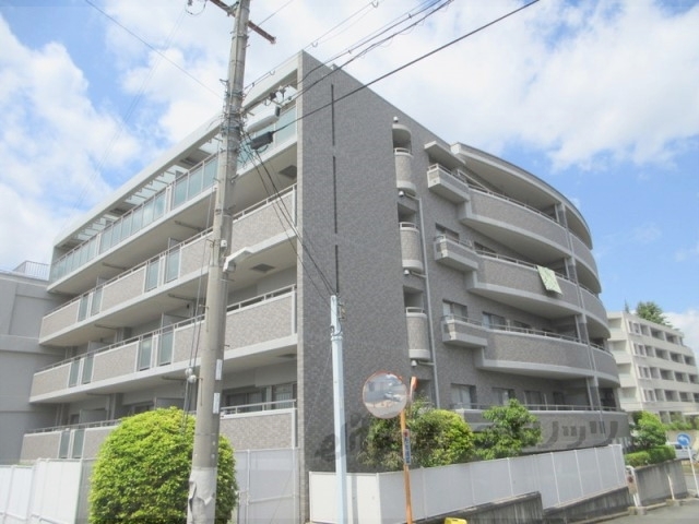 【東生駒パークスイーツの建物外観】