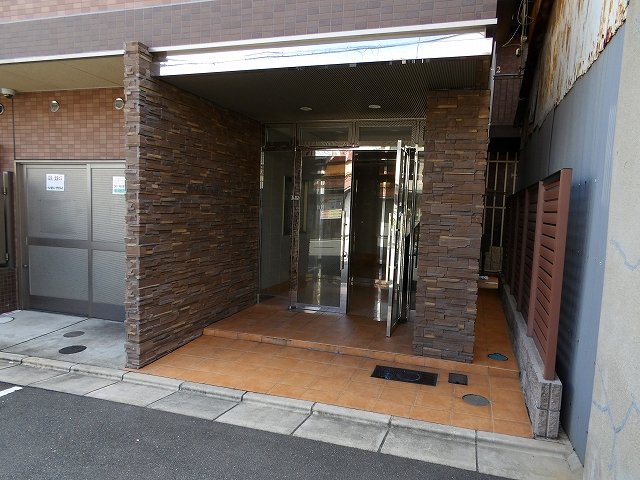 【東大阪市渋川町のマンションのエントランス】