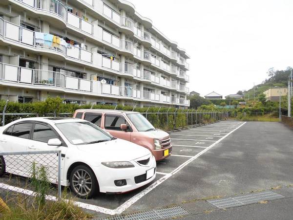 【ビレッジハウス城山下2号棟の駐車場】