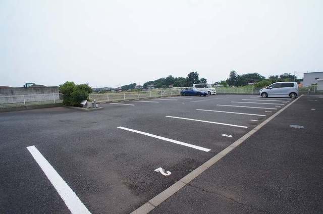 【前橋市大前田町のアパートの駐車場】