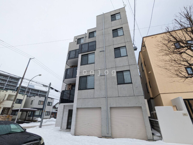 【札幌市厚別区厚別東三条のマンションの駐車場】