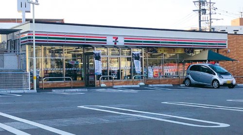 コンビニ　セブンイレブン 那覇仲井真店（コンビニ）まで872m