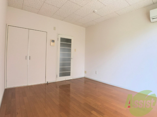 居室・リビング　６．５帖の洋室です。広々として、きれいですね。