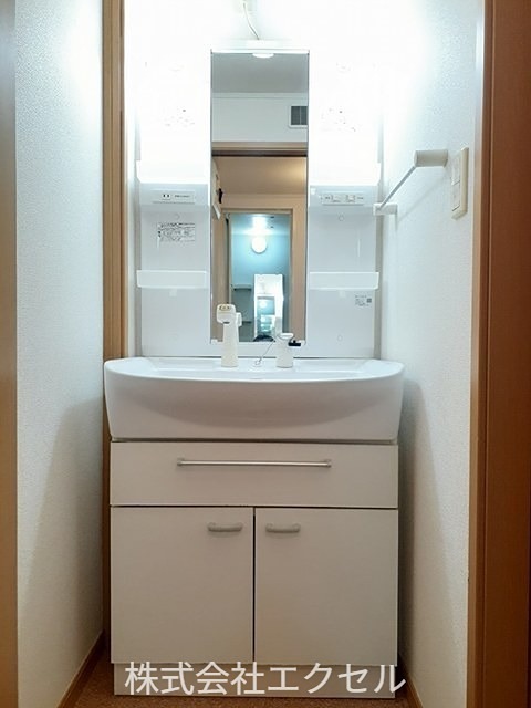 洗面設備　使いやすい独立洗面台です。