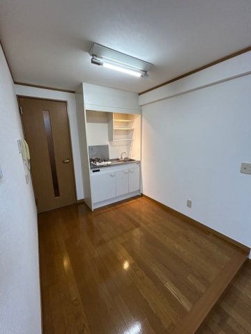 居室・リビング　こちらの居間で趣味の時間をお楽しみください