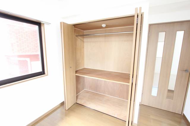 収納　収納写真です。洋服もしっかりかけれます。