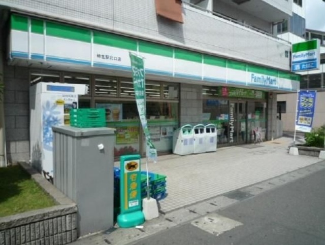 コンビニ　ファミリーマート柿生駅北口店（コンビニ）まで353m