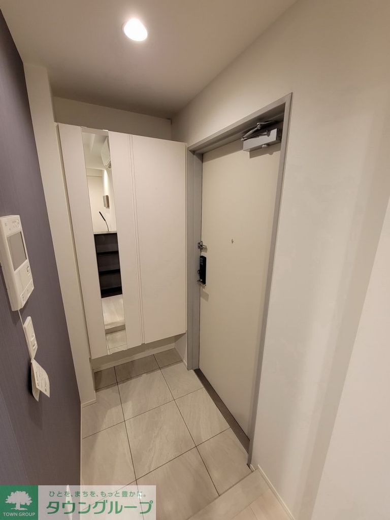 玄関　お問合せは(株)タウンハウジング東京へ