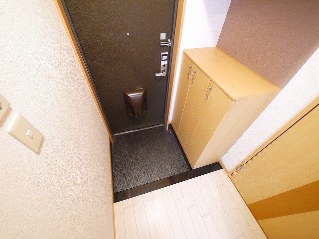 玄関　明るい玄関スペースです。