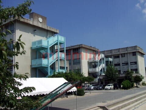 中学校　摂津市立第三中学校（中学校）まで620m