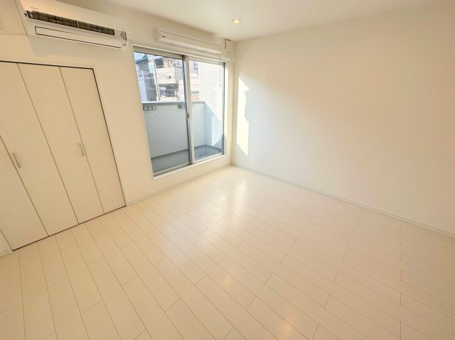 居室・リビング　朝には心地よい光が差し込む、このお部屋でお休みください。