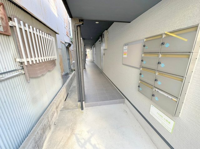 ロビー　ロビーにある各部屋毎のメールボックス。