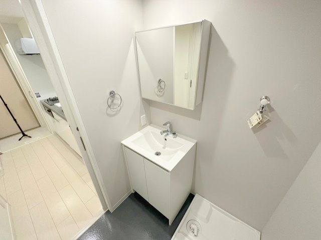 洗面設備　人気の独立洗面所にはうれしいシャンプードレッサーが付いてます