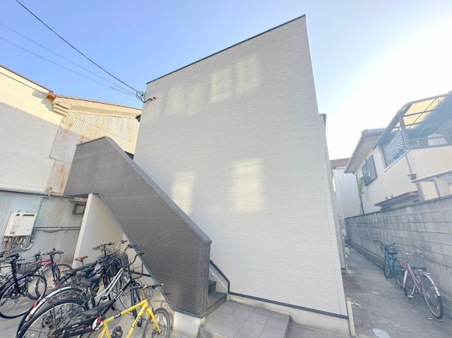 建物外観　お洒落なデザイナーズマンションです。南向きで日当たり良好。