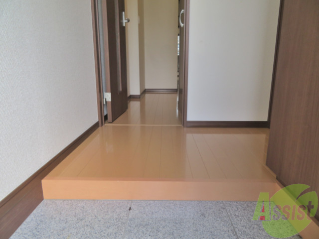玄関　玄関からすぐにお部屋が見えないので、安心ですね。